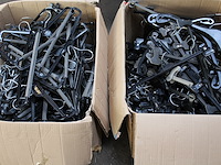 Lot plastieken kleerhangers + broekknijpers - afbeelding 1 van  2