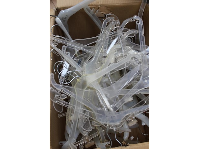 Lot plastieken kleerhangers + broekknijpers - afbeelding 2 van  2
