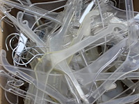 Lot plastieken kleerhangers + broekknijpers - afbeelding 2 van  2