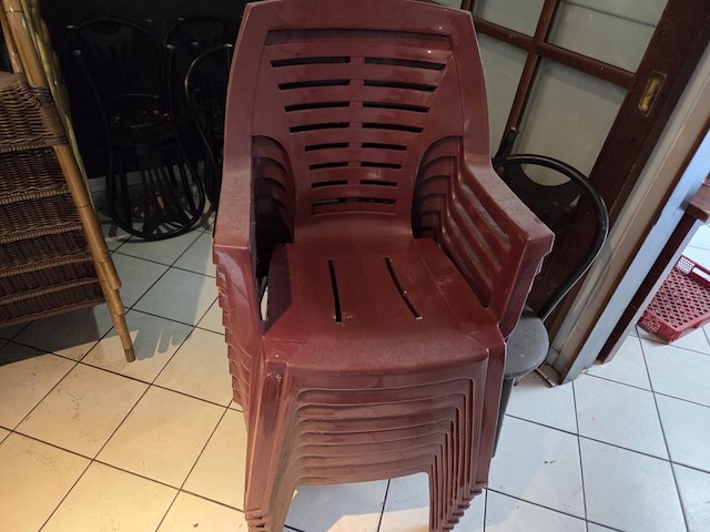 Lot plastieken terrastafels en stoelen - afbeelding 2 van  10