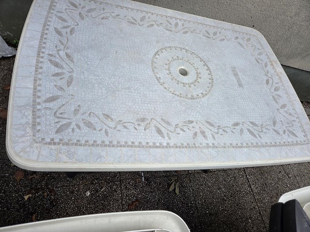 Lot plastieken terrastafels en stoelen - afbeelding 3 van  10
