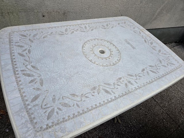 Lot plastieken terrastafels en stoelen - afbeelding 4 van  10
