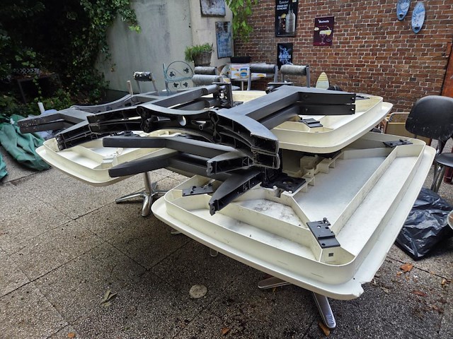 Lot plastieken terrastafels en stoelen - afbeelding 7 van  10