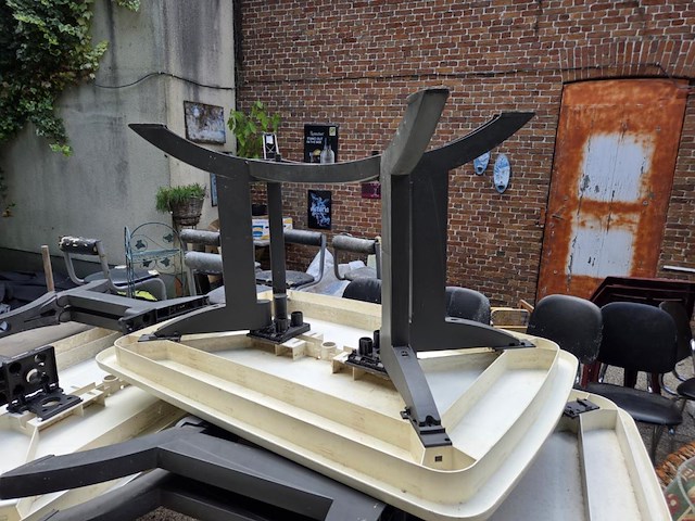 Lot plastieken terrastafels en stoelen - afbeelding 8 van  10
