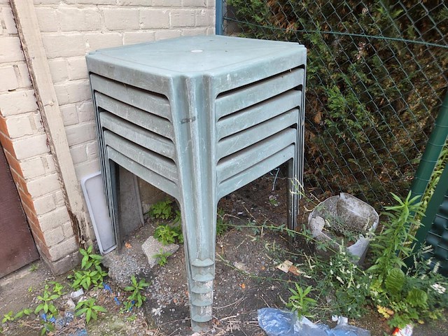 Lot plastieken terrastafels en stoelen - afbeelding 1 van  4