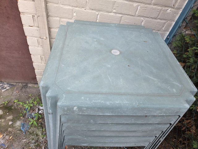 Lot plastieken terrastafels en stoelen - afbeelding 2 van  4