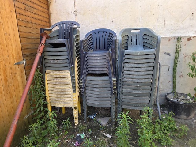 Lot plastieken terrastafels en stoelen - afbeelding 3 van  4