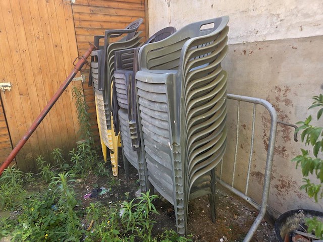 Lot plastieken terrastafels en stoelen - afbeelding 4 van  4