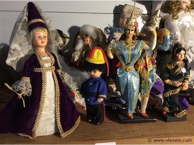 Lot poppen diverse landen - afbeelding 1 van  2