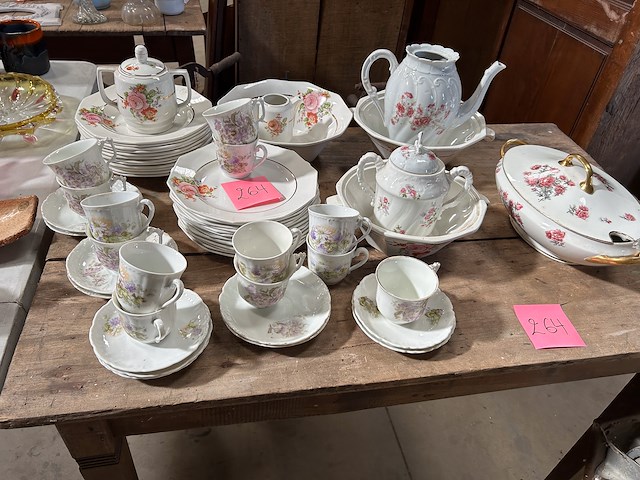 Lot porcelein eet- en koffieservies - afbeelding 1 van  3