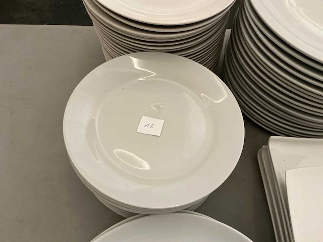 Lot porseleinen borden - afbeelding 6 van  12