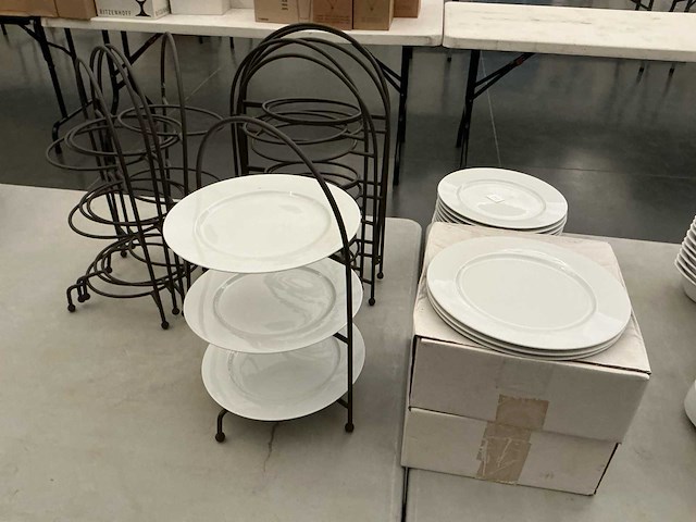 Lot porseleinen bordjes met 10 bordenhouders - afbeelding 1 van  4