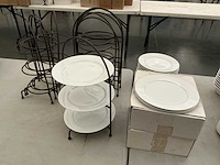 Lot porseleinen bordjes met 10 bordenhouders - afbeelding 1 van  4