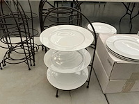 Lot porseleinen bordjes met 10 bordenhouders - afbeelding 2 van  4