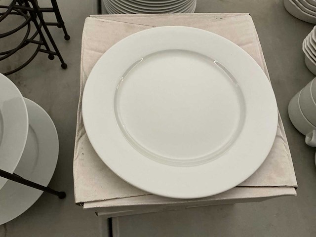 Lot porseleinen bordjes met 10 bordenhouders - afbeelding 3 van  4