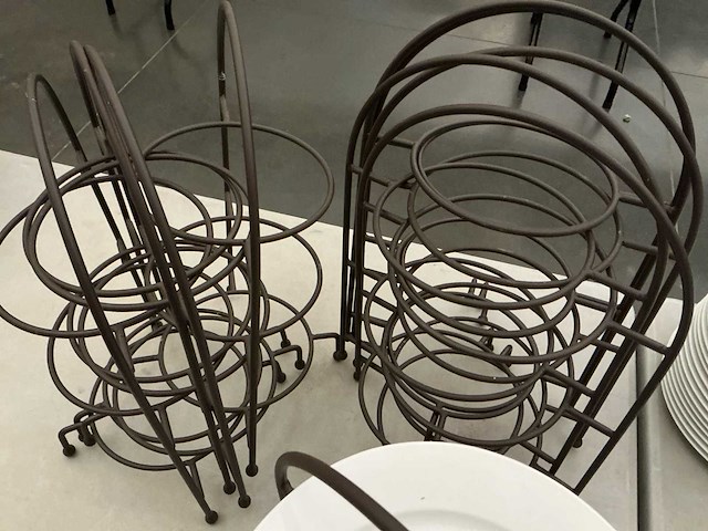 Lot porseleinen bordjes met 10 bordenhouders - afbeelding 4 van  4