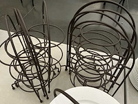 Lot porseleinen bordjes met 10 bordenhouders - afbeelding 4 van  4