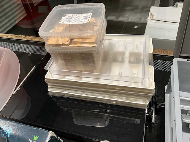 Lot professioneel pattiseriemateriaal (marsepein, petit fours, taart) - afbeelding 10 van  13
