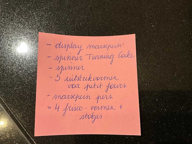 Lot professioneel pattiseriemateriaal (marsepein, petit fours, taart) - afbeelding 13 van  13