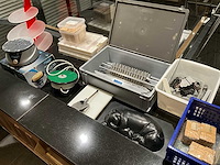 Lot professioneel pattiseriemateriaal (marsepein, petit fours, taart) - afbeelding 1 van  13