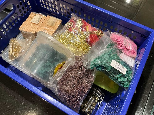 Lot professioneel pattiseriemateriaal (marsepein, petit fours, taart) - afbeelding 2 van  13