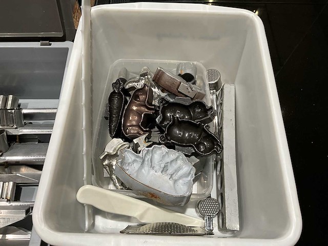 Lot professioneel pattiseriemateriaal (marsepein, petit fours, taart) - afbeelding 3 van  13