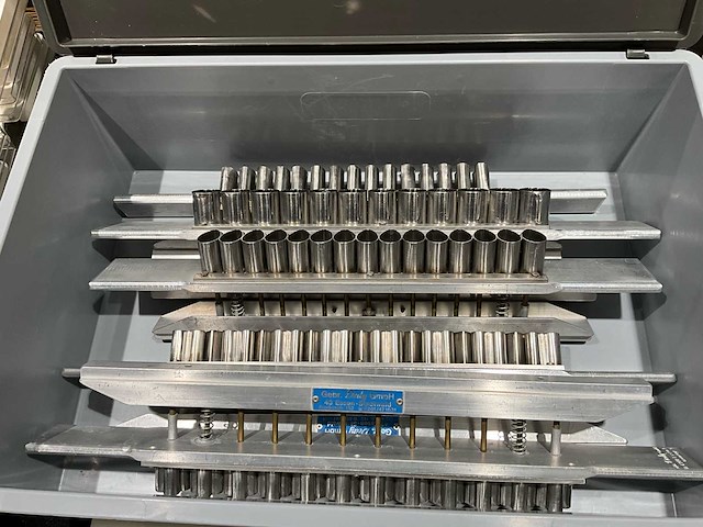 Lot professioneel pattiseriemateriaal (marsepein, petit fours, taart) - afbeelding 4 van  13