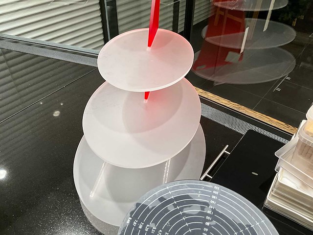 Lot professioneel pattiseriemateriaal (marsepein, petit fours, taart) - afbeelding 4 van  12