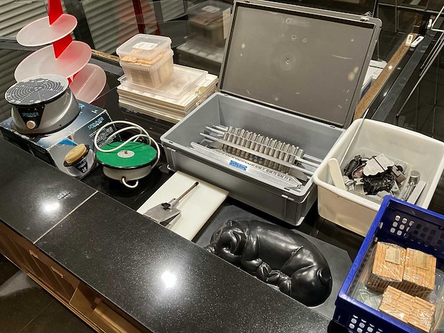 Lot professioneel pattiseriemateriaal (marsepein, petit fours, taart) - afbeelding 1 van  12