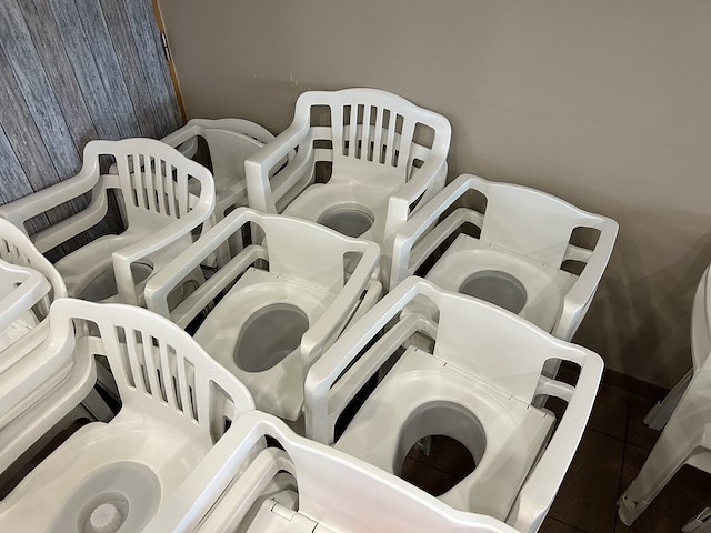 Lot pvc kakstoelen (34) - afbeelding 2 van  6