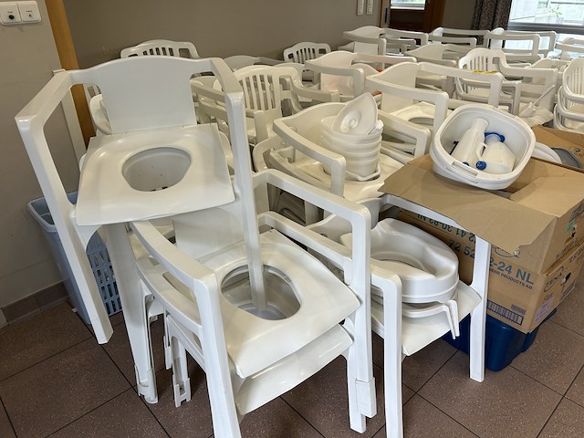 Lot pvc kakstoelen (34) - afbeelding 4 van  6