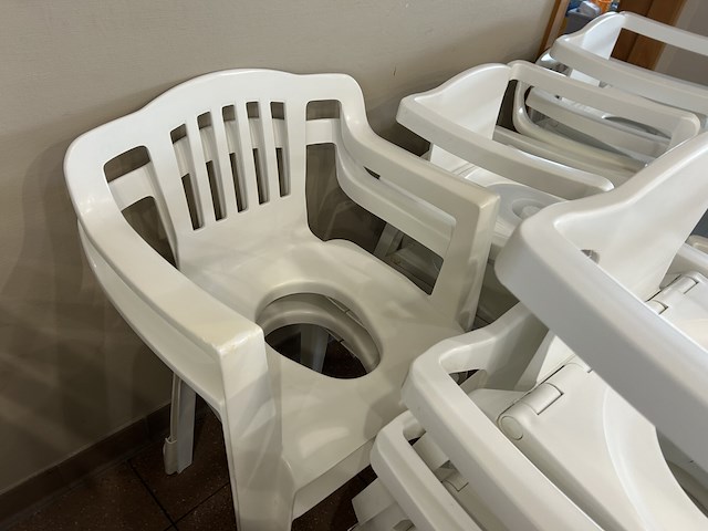 Lot pvc kakstoelen (39) - afbeelding 4 van  8