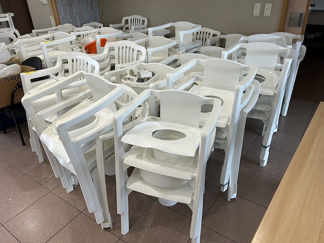 Lot pvc kakstoelen (39) - afbeelding 7 van  8