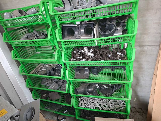 Lot pvc koppelstukken + 14x bakken - afbeelding 1 van  1