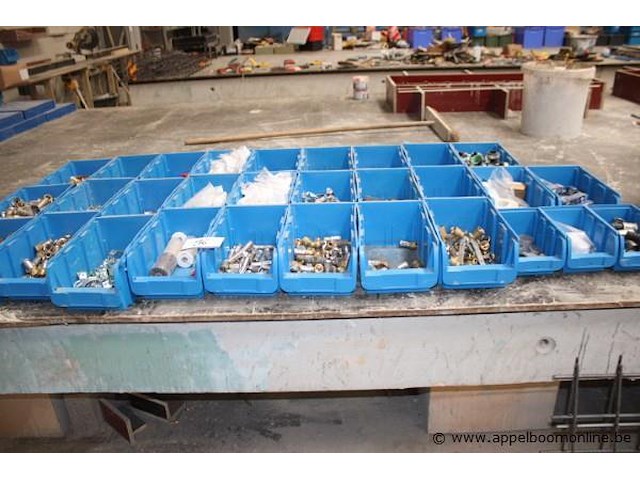 Lot santairmontagematerialen - afbeelding 1 van  4