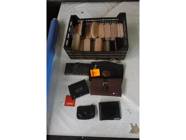 Lot schoenborstels met lot van 6 geldbeugels - afbeelding 1 van  4