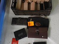 Lot schoenborstels met lot van 6 geldbeugels - afbeelding 1 van  4