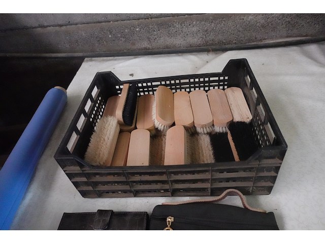Lot schoenborstels met lot van 6 geldbeugels - afbeelding 4 van  4