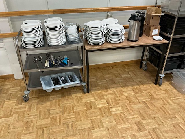 Lot servies, borden,bestek en benodigdheden servies, glaswerk en bestek - afbeelding 1 van  6