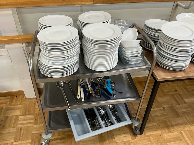 Lot servies, borden,bestek en benodigdheden servies, glaswerk en bestek - afbeelding 2 van  6