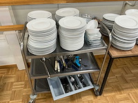 Lot servies, borden,bestek en benodigdheden servies, glaswerk en bestek - afbeelding 2 van  6