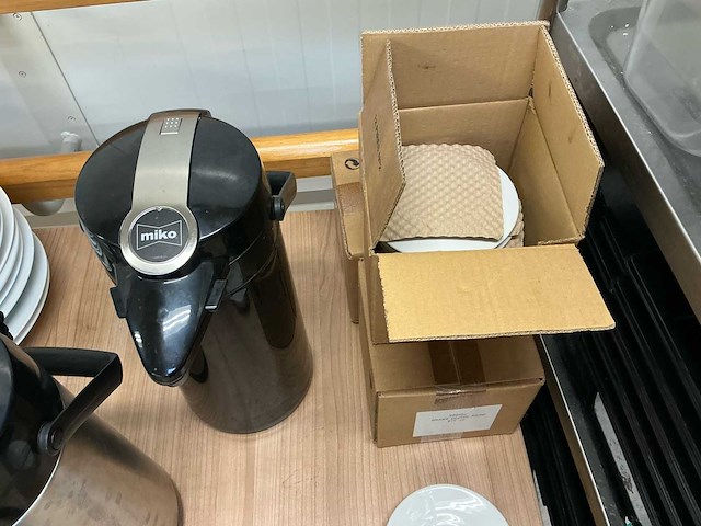 Lot servies, borden,bestek en benodigdheden servies, glaswerk en bestek - afbeelding 5 van  6