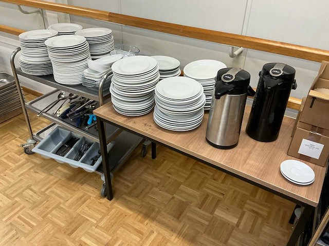 Lot servies, borden,bestek en benodigdheden servies, glaswerk en bestek - afbeelding 6 van  6