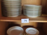 Lot serviesgoed in de kast volgens foto - afbeelding 1 van  3