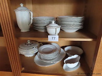 Lot serviesgoed in de kast volgens foto - afbeelding 1 van  4