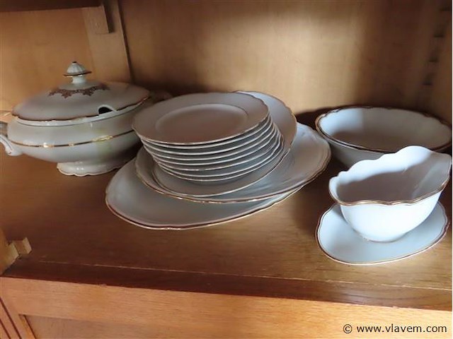 Lot serviesgoed in de kast volgens foto - afbeelding 2 van  4