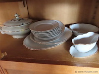 Lot serviesgoed in de kast volgens foto - afbeelding 2 van  4