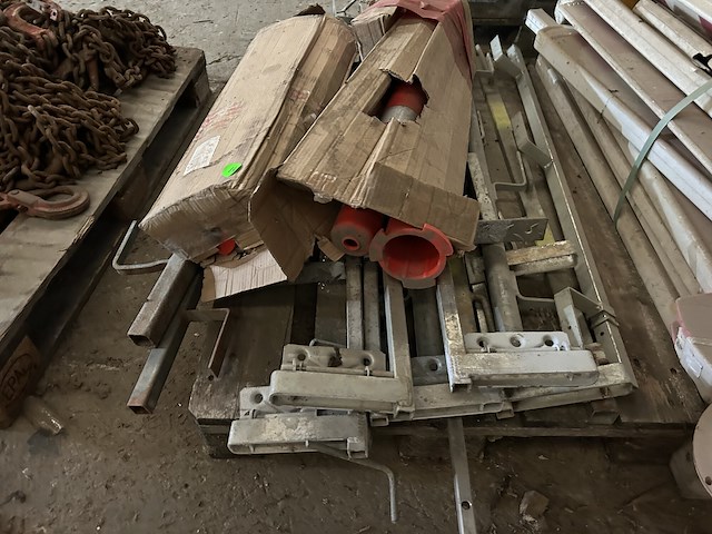 Lot signalisatie palen / valbeveiliging haken - afbeelding 1 van  4