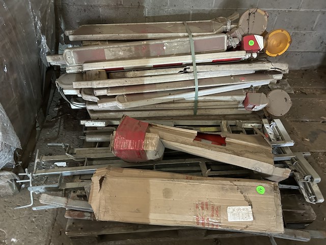 Lot signalisatie palen / valbeveiliging haken - afbeelding 3 van  4