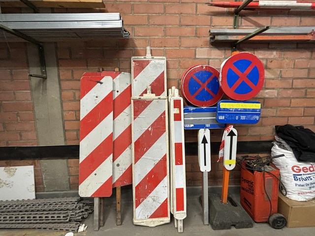 Lot signalisatiemateriaal - afbeelding 1 van  3